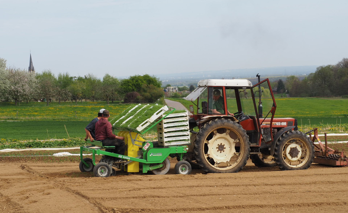 KI generiert: Ein Traktor bei der Feldarbeit in einer ländlichen Umgebung.