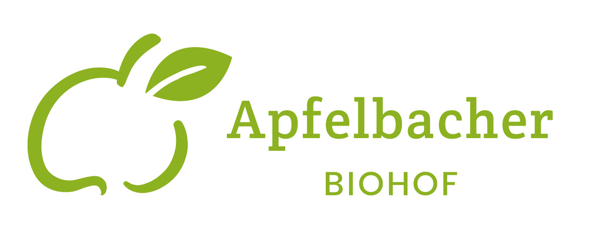 KI generiert: Das Bild zeigt ein Logo mit einem stilisierten Apfel und zwei Blättern daneben, begleitet von dem Schriftzug "Apfelbacher Biohof". Der Hauptinhalt des Bildes ist die Darstellung eines Biohofs, vermutlich auf den Anbau von Äpfeln spezialisiert.