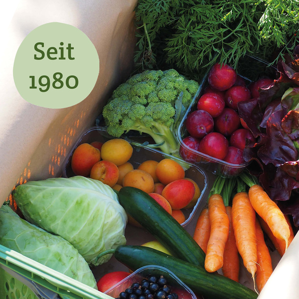 KI generiert: Frisches Obst und Gemüse in einer Kiste. Text: "Seit 1980".