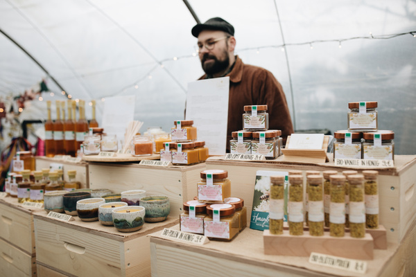 KI-generierte Beschreibung: Mann in einem Bio-Laden vor Regalen mit Naturprodukten.