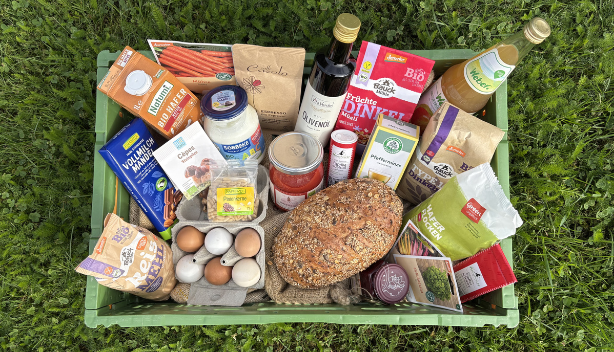 KI generiert: Ökokiste mit Bio-Produkten wie Eiern, Milch und Gemüse.